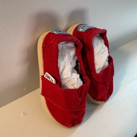 🛍️ Bright candy apple red, baby Tom’s, size 5 🍎 - Picture 2 of 11